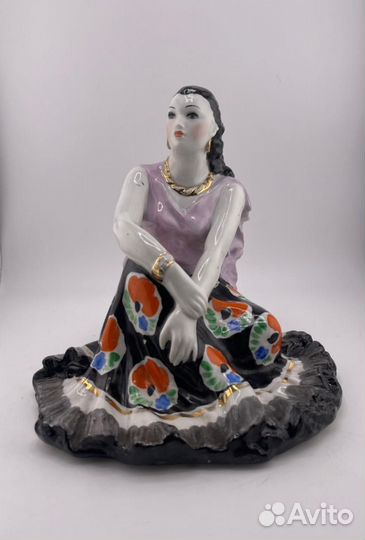 Статуэтка фарфоровая Цыганка. Дулево 1953 год