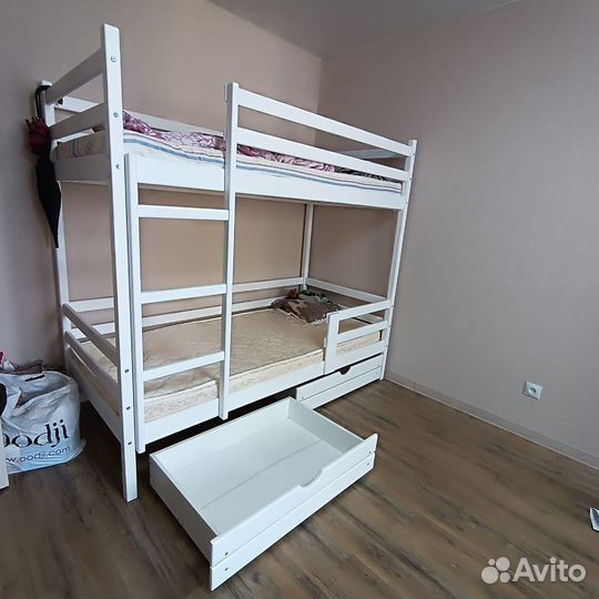 Кровать детская, массив сосны, высокий борт