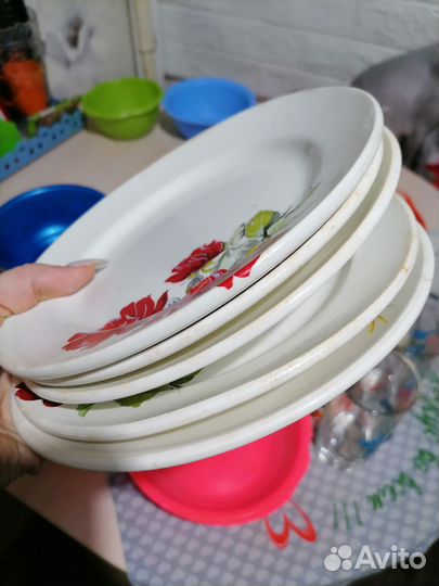 Набор тарелок, стаканов и бокалов