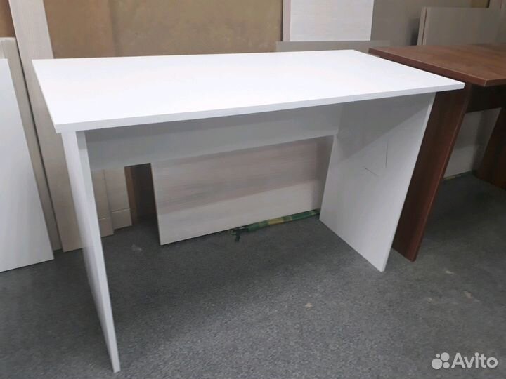 4 новых белых стола