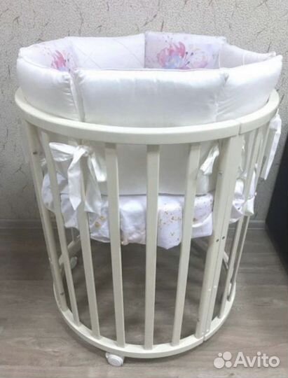 Детская кроватка с маятником