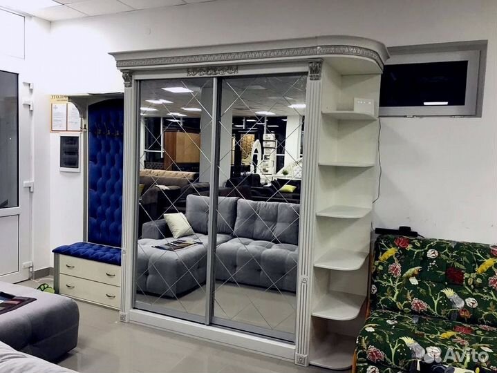 Очень красивый шкаф в прихожую Барокко