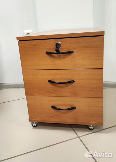 Офисная мебель, б/у, много