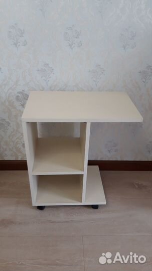 Прикроватный столик на колесиках