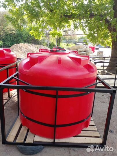 Емкости из полиэтилена В обрешетке