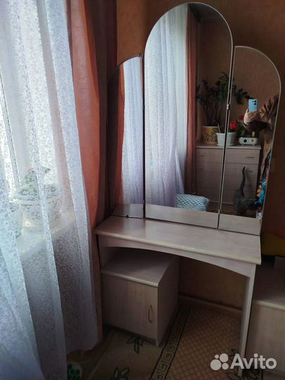 Трюмо с зеркалом