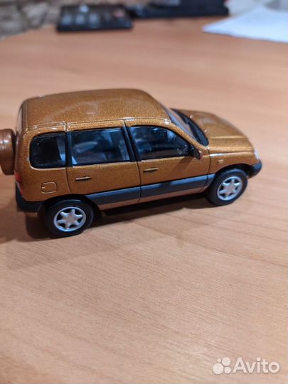 Модель автомобиля шеви нива в 43 масштабе