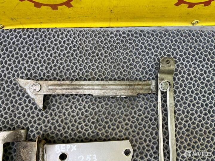 Петля двери багажника правая Nissan Patrol Y61 3.0