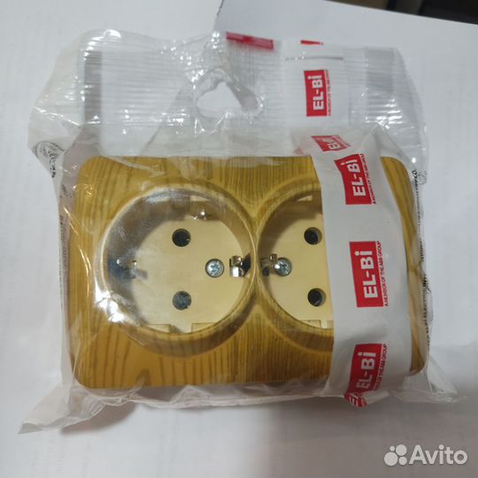 Розетка накладная 2-я с/з и с крышкой