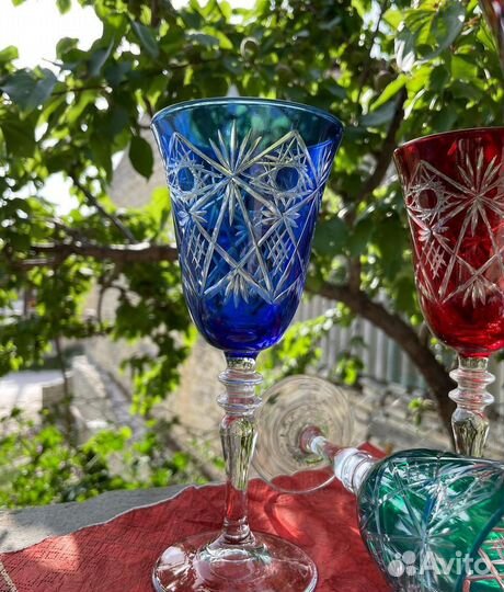 Разноцветные фужеры