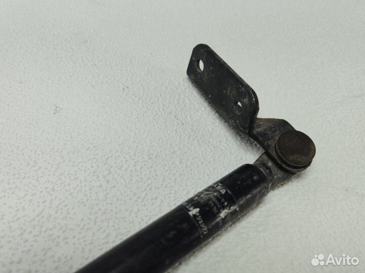 Амортизатор крышки багажника задний правый Nissan