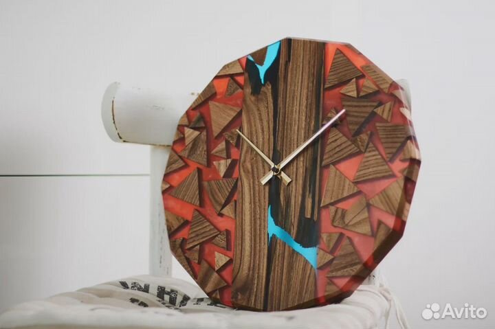 В наличии часы река из слэба и эпоксидной смолы