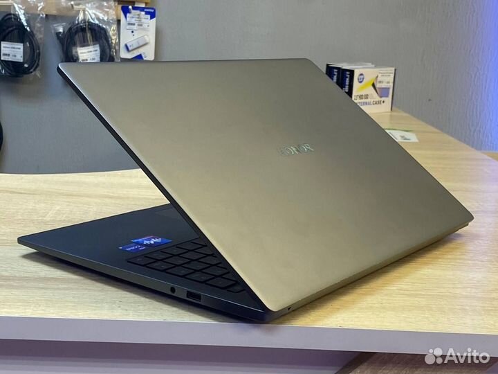 Ультрабук Honor i5-12/16 гб озу/SSD 512 гб