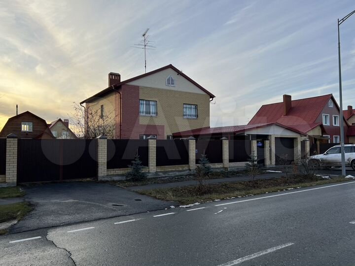Коттедж 250 м² на участке 10 сот.