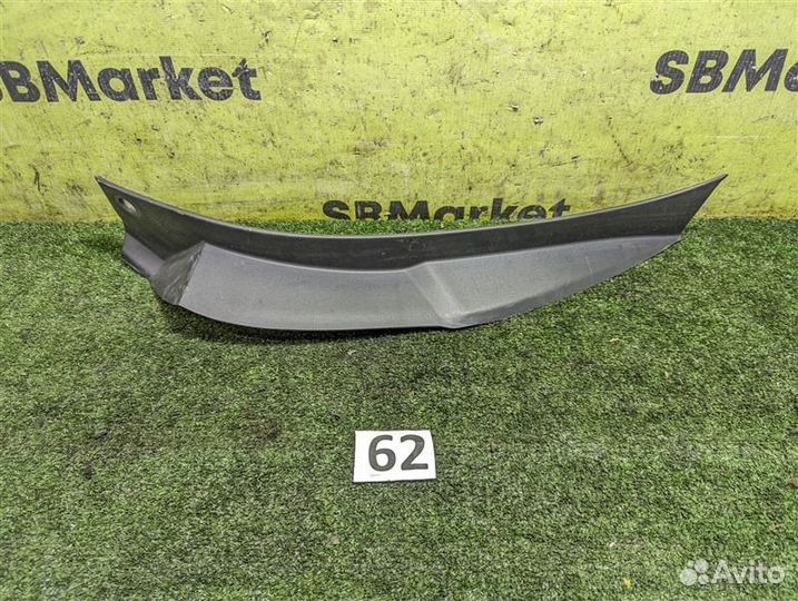 Накладка стоп-сигнала задняя левая Toyota Harrier