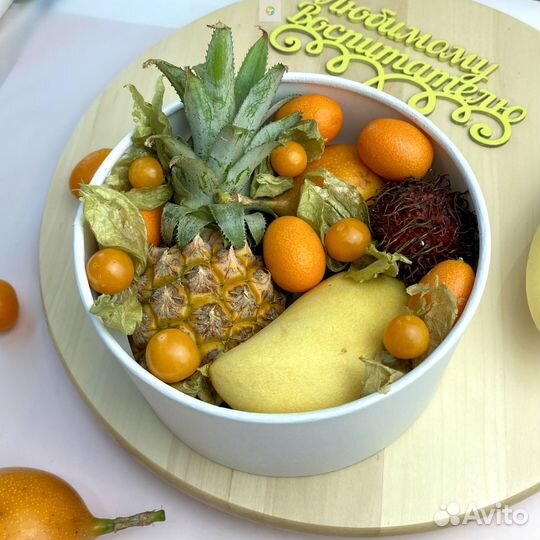 Набор экзотических фруктов (манго, ананасы, мараку