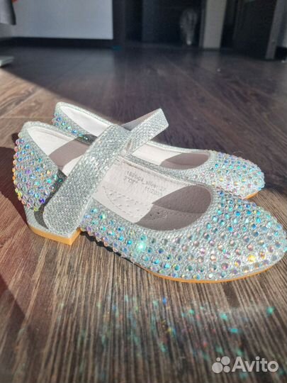 Блестящие туфли для девочки