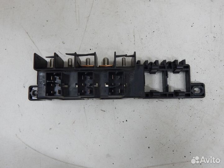 Блок предохранителей, реле Volkswagen Passat B5