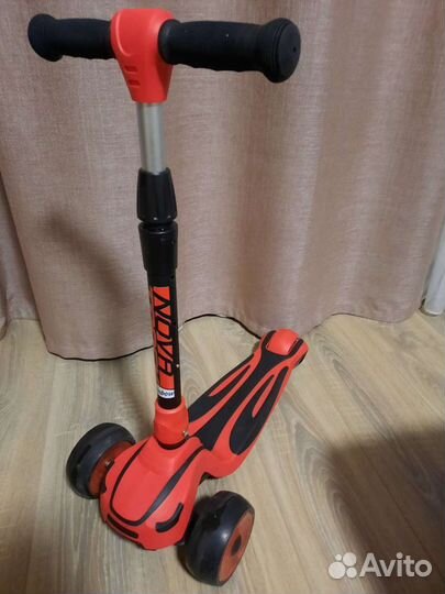 Самокат трехколесный