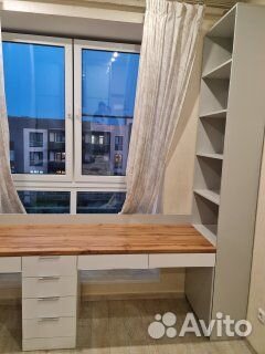 Письменный стол у окна со шкафом