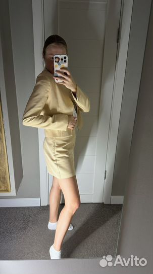 Желтый костюм с шортами размер S