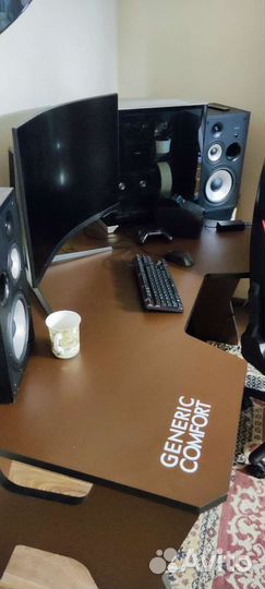 Компьютерный стол Generic Comfort