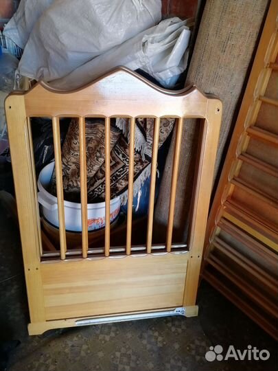 Детская кроватка и комод для игрушек