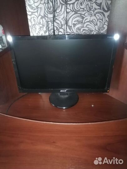 Компьютерный стол с компьютером