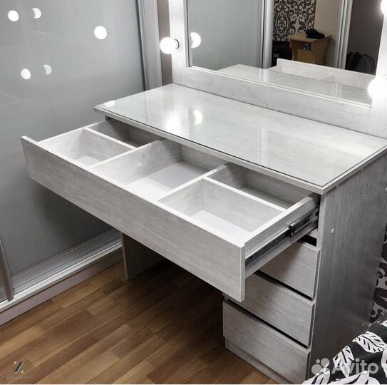 Гримерный столик визажиста с гримёрным зеркалом дл