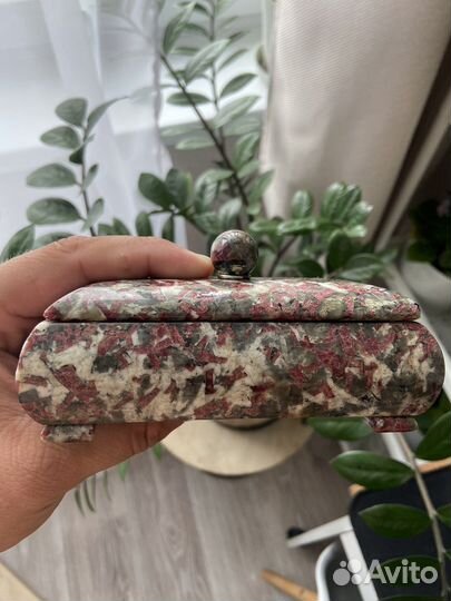 Шкатулка из эвдиалита