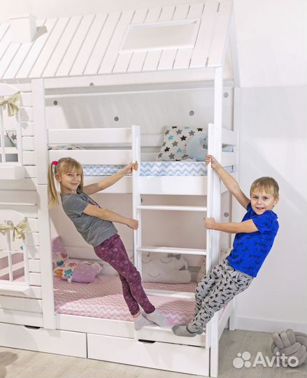 Двухъярусная кровать домик
