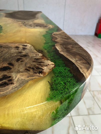 Стол со мхом