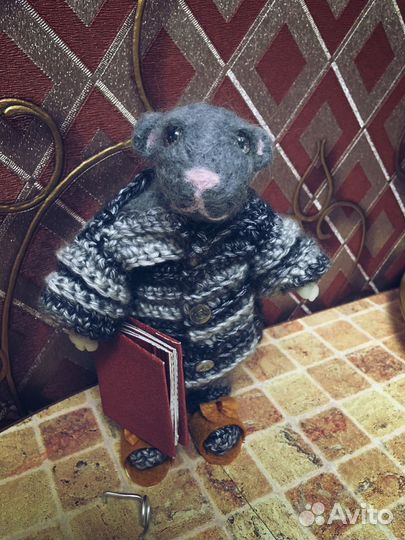 Мышь с книгой