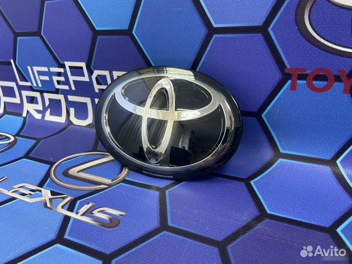 Эмблема решетки радиатора Toyota Corolla