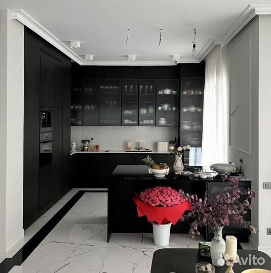 Кухня встроенная с островком