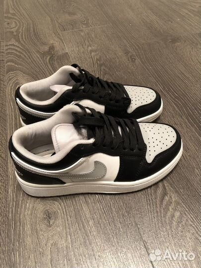 Кроссовки женские