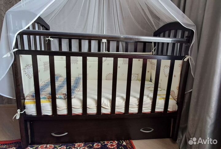 Детская кроватка с маятником и ящиком