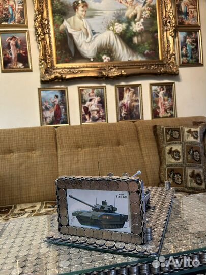 Танк на подставке с крышкой из монет