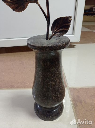 Кованая роза с подставкой-вазой из гранита