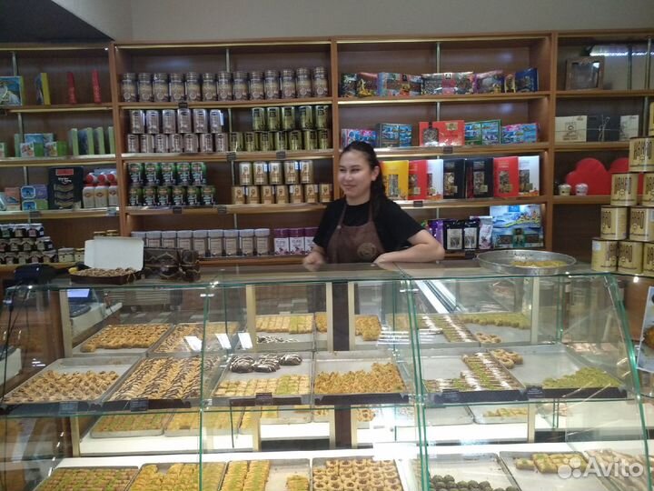 Продавец кондитерских изделий, официант