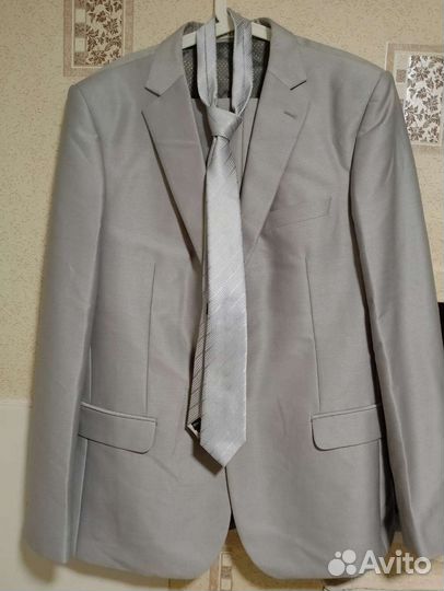 Мужской классический костюм с рубашками