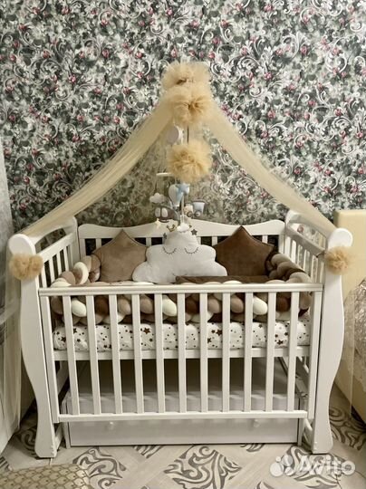 Детская кроватка с маятником и ящиком