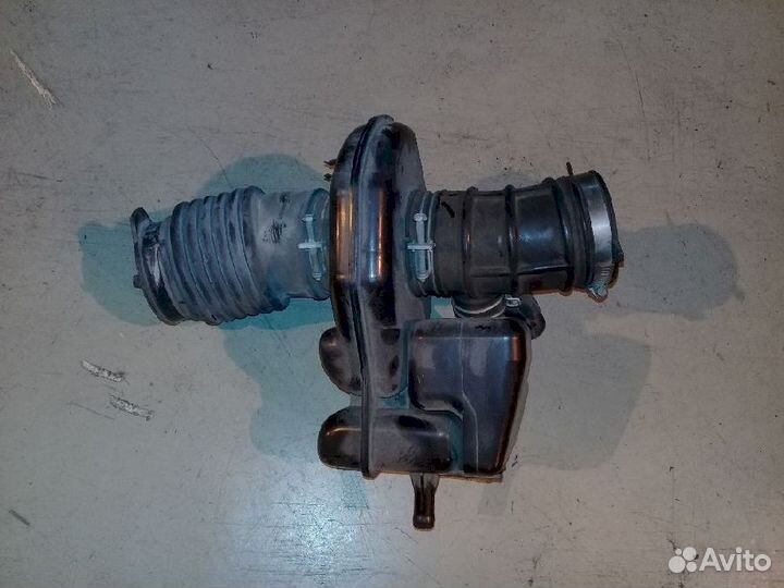 Патрубок воздушного фильтра 16576CA000 Nissan Mura