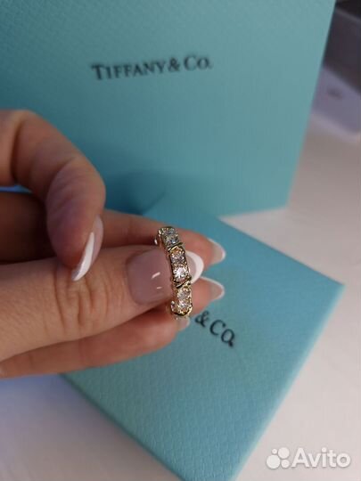 Кольцо Tiffany белый камень на золоте