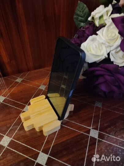 Подставка для телефона из дерева в виде андроида