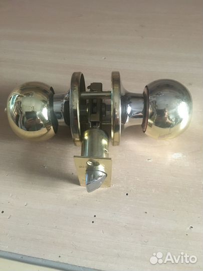 Дверные ручки с защелкой