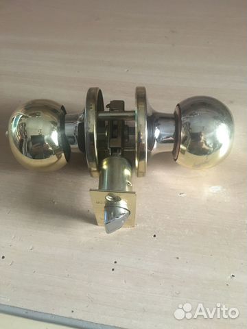 Дверные ручки с защелкой