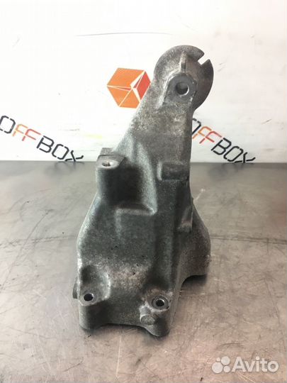 Кронштейн двигателя правый Mercedes C-Class W204