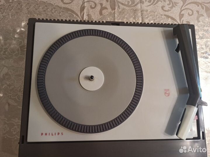 Проигрыватель винила Philips