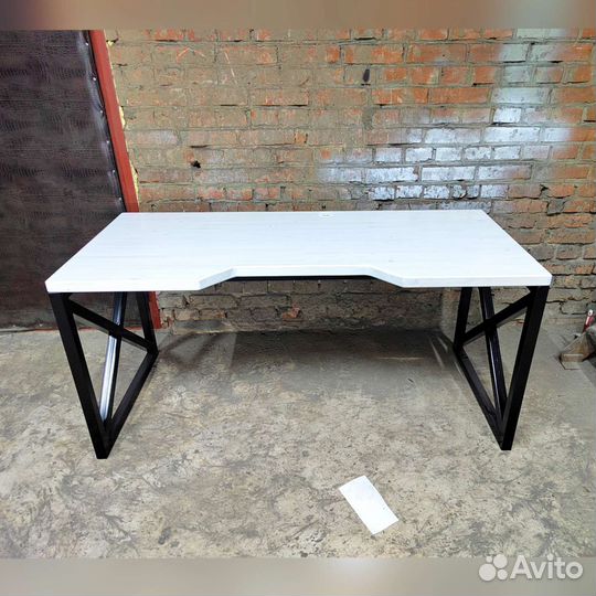 Компьютерный стол / игровой стол